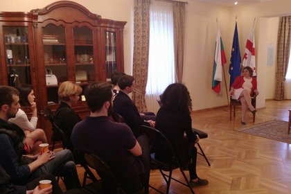 Среща и лекция на посланик Иванова със студенти